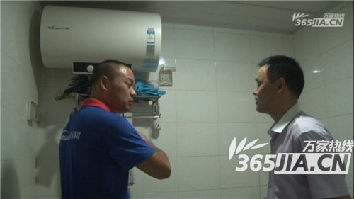 开云足球体育（中国）有限公司售后正在为刘师傅讲解电热水器的安全使用规范